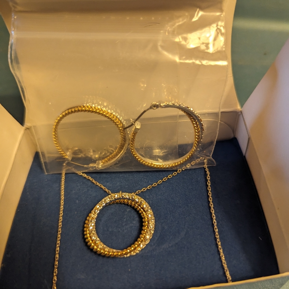 Avon two-tone eternity circle necklace set